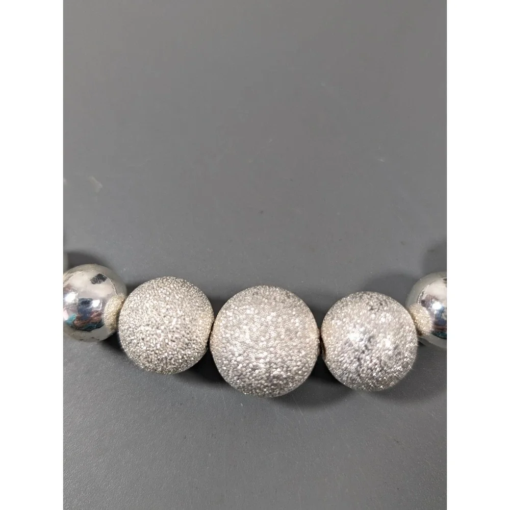 Silver Tone Textured Graduated Bead Necklace‎ Retro 19 in Elegant Lightweight